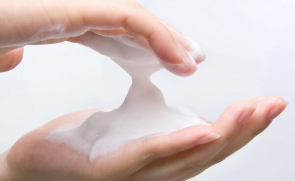Lựa chọn kết cấu sữa rửa mặt phù hợp với từng loại da và tình trạng da
