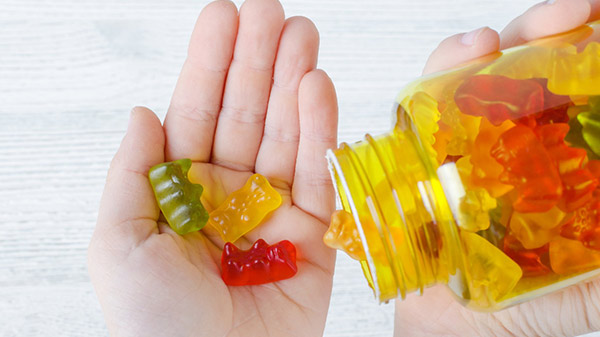 Đọc kỹ thành phần và hướng dẫn sử dụng của kẹo bổ sung vitamin cho bé